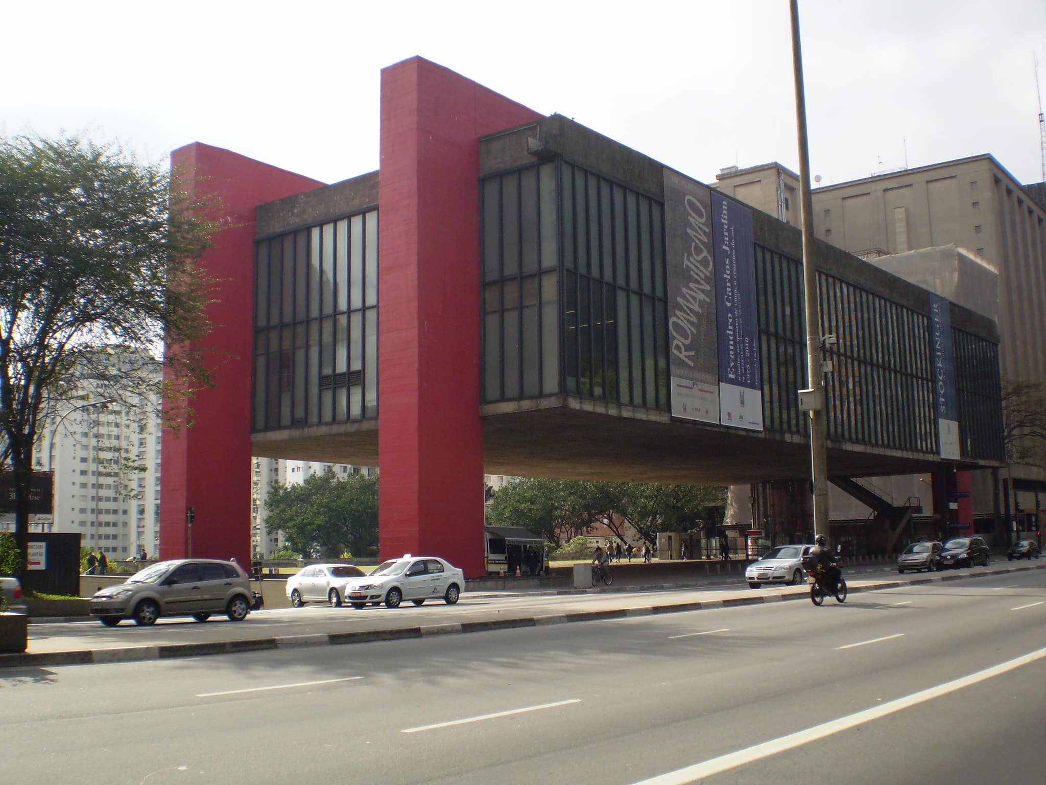 Vista exterior del Museo de Arte de São Paulo (MASP), edificio icónico de arquitectura moderna en Brasil con estructura de concreto y vidrio suspendido.