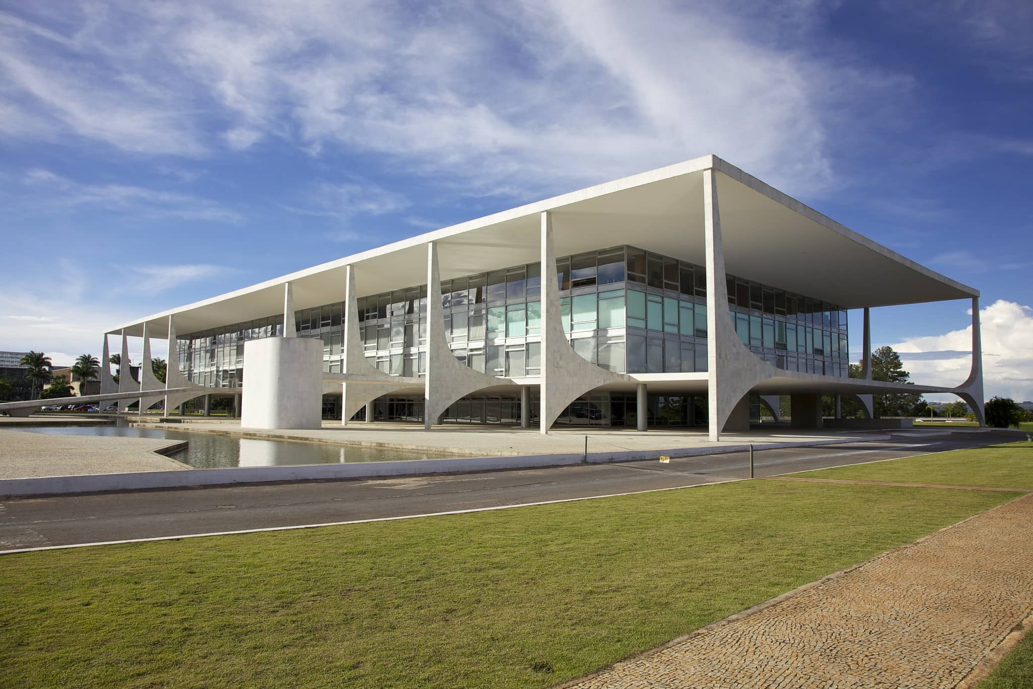 Palacio de Planalto en Brasilia, diseño modernista de Oscar Niemeyer