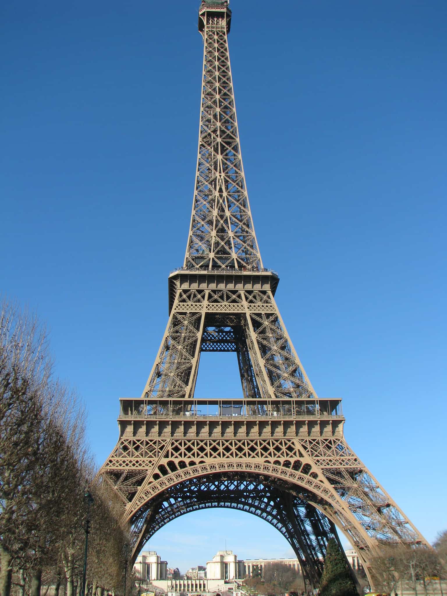 Torre Eiffel en París, símbolo de la arquitectura moderna y la ingeniería del siglo XIX