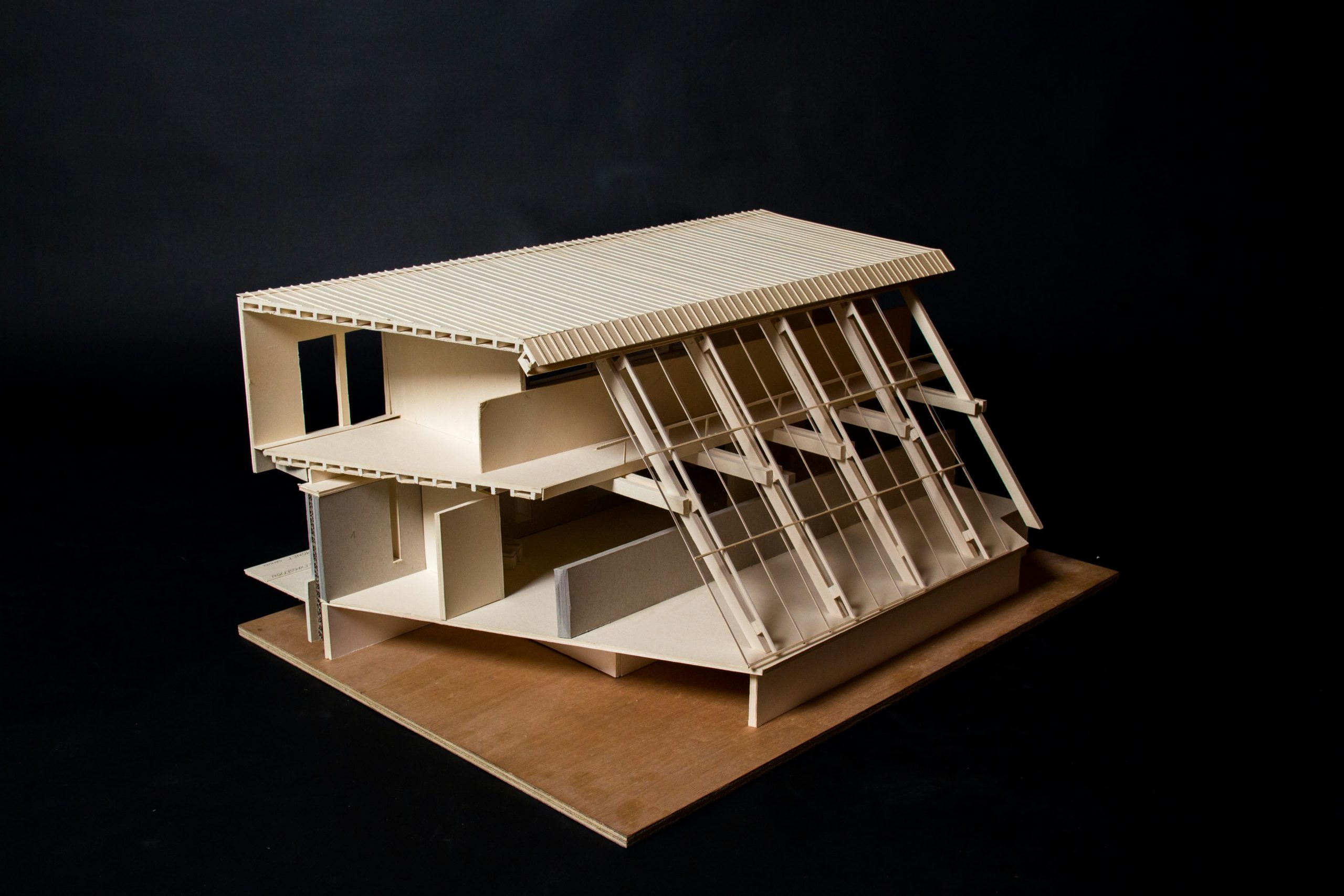 Maqueta arquitectónica detallada que representa la volumetría y estructura de un proyecto de construcción