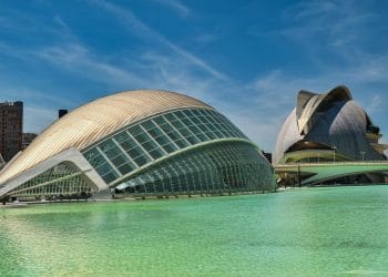 ¿Qué es un concepto arquitectónico? 15 Vista panorámica de L'Hemisfèric y el Palau de les Arts Reina Sofía, dos estructuras icónicas de la Ciudad de las Artes y las Ciencias en Valencia, España.