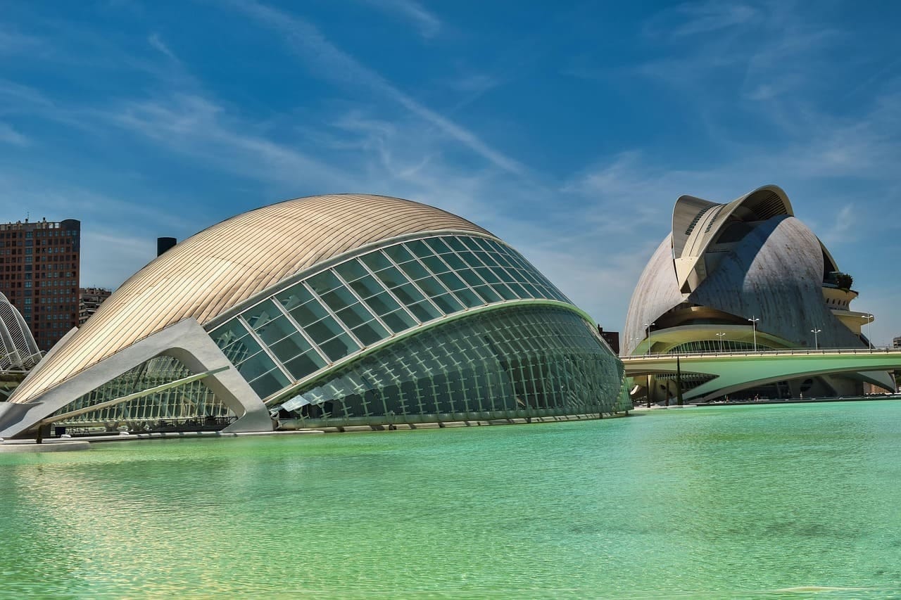 Vista panorámica de L'Hemisfèric y el Palau de les Arts Reina Sofía, dos estructuras icónicas de la Ciudad de las Artes y las Ciencias en Valencia, España.