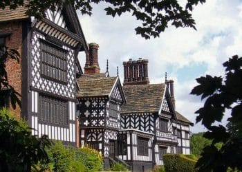 Arquitectura Tudor: Historia y Estilo 8 Aspecto distintivo en blanco y negro de la arquitectura Tudor en una estructura Tudor en Inglaterra