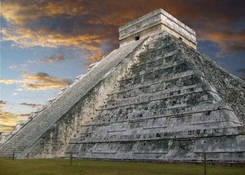 Pirámides aztecas 5 El Castillo es una famosa pirámide azteca escalonada en Chichén Itzá. En términos generales, hubo tres tipos principales de pirámides que construyeron los aztecas. La primera se llama la pirámide de escaleras gemelas donde se ubicaron dos templos en la parte superior de la pirámide