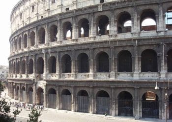 El Coliseo de Roma. Observa las filas de arcadas con pilastras sobre muelles.