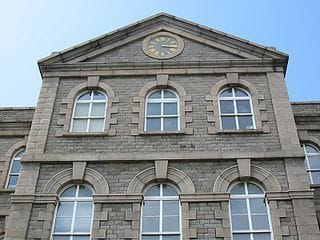 Los estilos neoclásicos a menudo pueden colocar una ventana de arco fija sobre las ventanas de guillotina para darles un poco más de carácter.