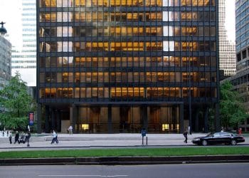 Plaza del edicio Seagram, espacio abierto al frente del edificio.