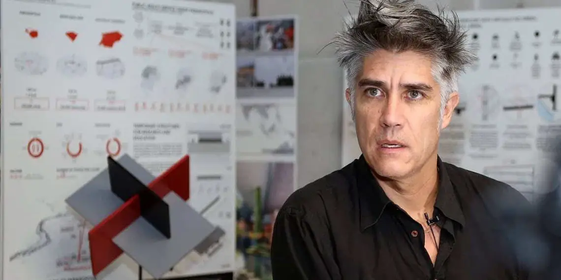 Alejandro Aravena, nacido en Santiago en 1967, proviene de una familia de clase media con padres educadores. Casado con una arquitecta brasileña, es padre de tres hijos.