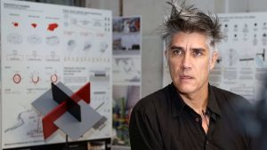 Alejandro Aravena, nacido en Santiago en 1967, proviene de una familia de clase media con padres educadores. Casado con una arquitecta brasileña, es padre de tres hijos.