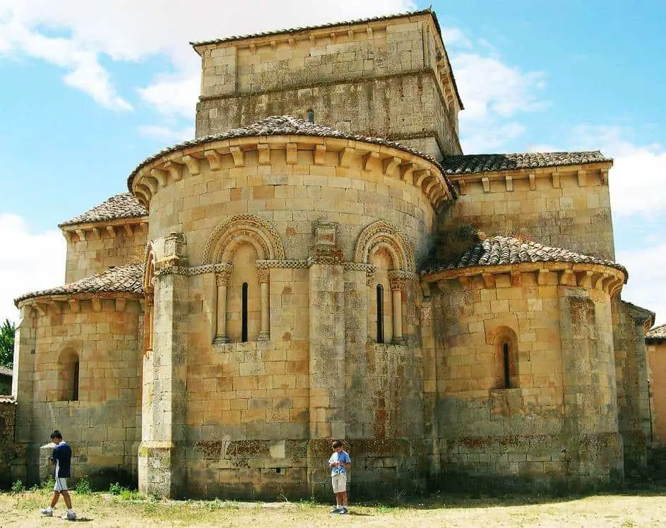 Ábside de la iglesia de Santa Eufemia de Cozuelos en Olmos de Ojeda (España)