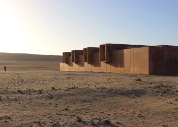 Museo de Sitio de la Cultura Paracas, diseñado por BARCLAY & CROUSSE Architecture, con un diseño que enfatiza el ritmo en arquitectura a través de volúmenes modulados.