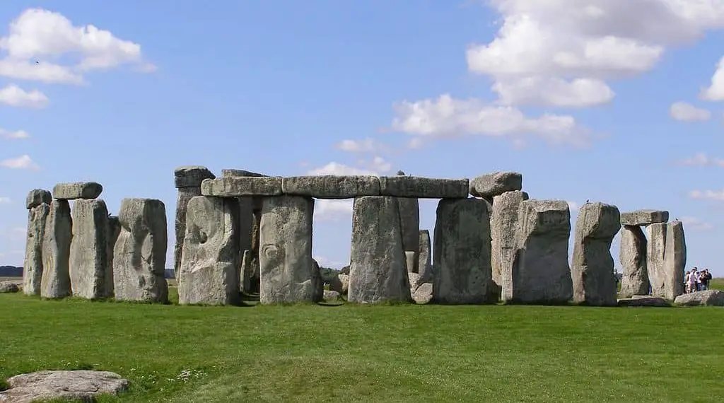 Stonehenge el monumento megalítico más complejo y famoso de Europa se encuentra en el centro de una gran necrópolis con cientos de tumbas de túmulos y por lo tanto era un lugar sagrado.