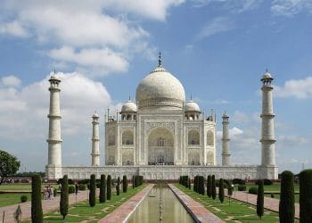 El jardín de estilo mogol que conduce al Taj Mahal .
