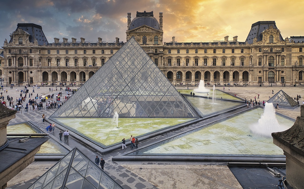 Pirámide del Louvre 