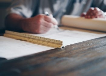 ¿Qué es un anteproyecto arquitectónico? 7 Importancia del Anteproyecto: El anteproyecto permite al arquitecto, al cliente y a otros profesionales involucrados tener una comprensión clara y detallada del proyecto propuesto. Es una etapa fundamental en la que se pueden realizar ajustes y mejoras antes de proceder al proyecto ejecutivo y a la fase de construcción. Además, los modelos 3D y las representaciones visuales ayudan a los clientes a visualizar el proyecto final de manera más efectiva.