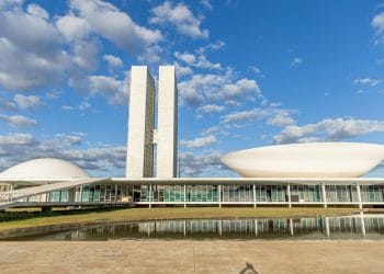 Vista del Congreso Nacional de Brasil, un ícono de la arquitectura modernista con formas geométricas y diseño innovador.