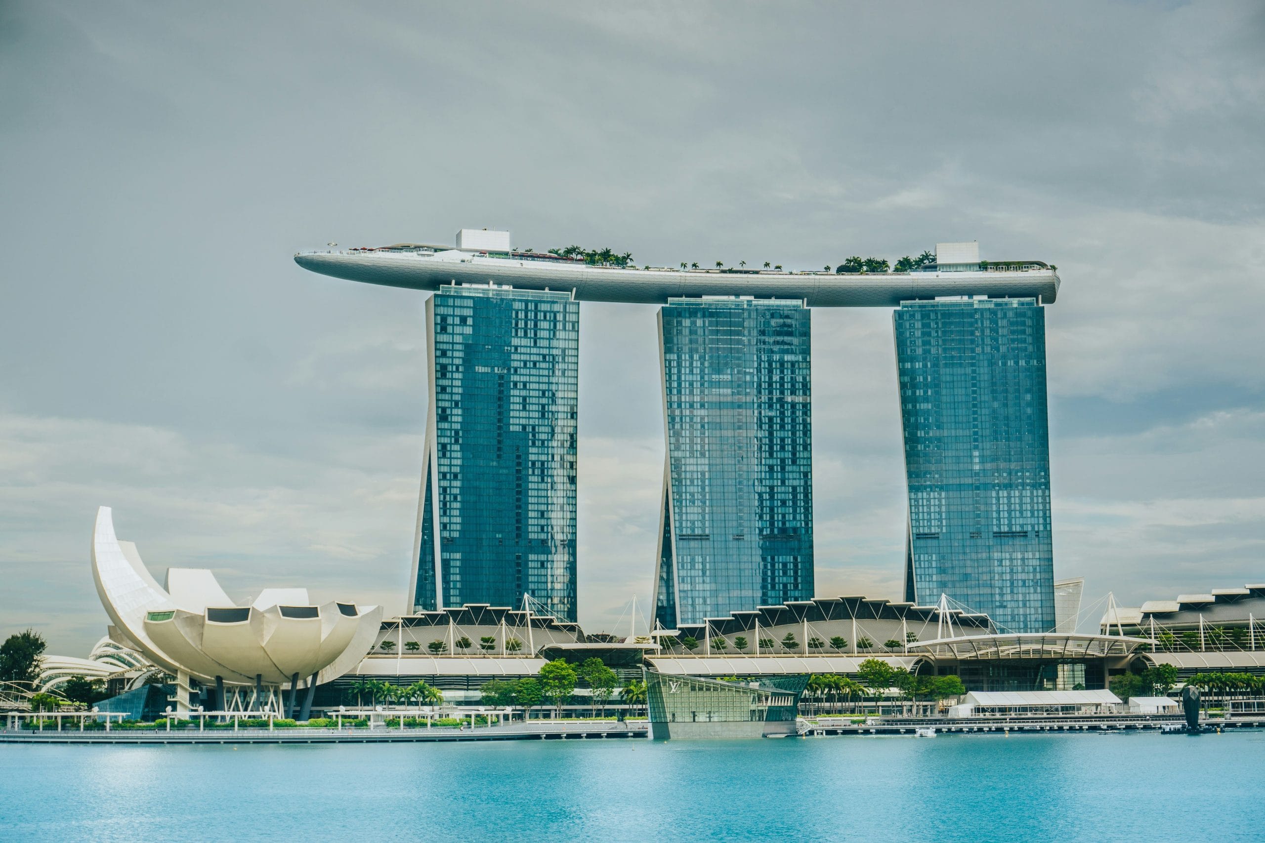 Vista panorámica del Marina Bay Sands en Singapur, una obra maestra de la arquitectura contemporánea.